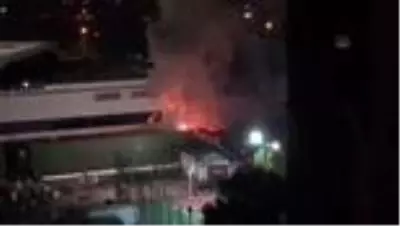 Otel bahçesindeki düğün töreni, havai fişekten çıkan yangının söndürülmesinin ardından devam etti Otel bahçesindeki düğün töreni, havai fişekten çıkan yangının söndürülmesinin ardından devam etti