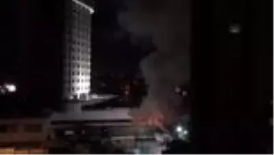 Otel bahçesindeki düğün töreni, havai fişekten çıkan yangının söndürülmesinin ardından devam etti Otel bahçesindeki düğün töreni, havai fişekten çıkan yangının söndürülmesinin ardından devam etti
