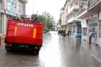 Sağanak yağış Kula'da hayatı olumsuz etkiledi Sağanak yağış Kula'da hayatı olumsuz etkiledi