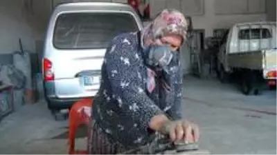 Sanayinin Meryem teyzesi erkeklere taş çıkartıyor Sanayinin Meryem teyzesi erkeklere taş çıkartıyor