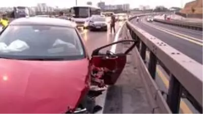 Sefaköy E-5'te otomobil bariyerlere çaptı: 2 yaralı Sefaköy E-5'te otomobil bariyerlere çaptı: 2 yaralı
