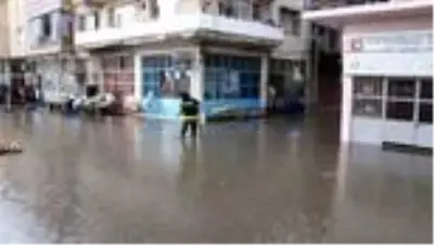 Şiddetli rüzgarla başlayan sağanak yağış cadde ve sokakları sular altında bıraktı Şiddetli rüzgarla başlayan sağanak yağış cadde ve sokakları sular altında bıraktı