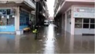 Şiddetli rüzgarla başlayan sağanak yağış cadde ve sokakları sular altında bıraktı Şiddetli rüzgarla başlayan sağanak yağış cadde ve sokakları sular altında bıraktı