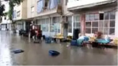 Şiddetli rüzgarla başlayan sağanak yağış cadde ve sokakları sular altında bıraktı Şiddetli rüzgarla başlayan sağanak yağış cadde ve sokakları sular altında bıraktı