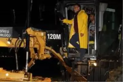Şiddetli yağış dereleri taşırdı yolları kapadı Şiddetli yağış dereleri taşırdı yolları kapadı