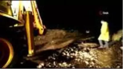 Şiddetli yağış dereleri taşırdı, yolları kapadı Şiddetli yağış dereleri taşırdı, yolları kapadı