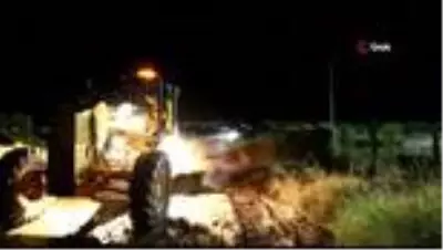 Şiddetli yağış dereleri taşırdı, yolları kapadı Şiddetli yağış dereleri taşırdı, yolları kapadı