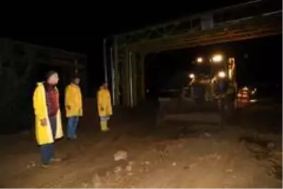 Şiddetli yağış dereleri taşırdı yolları kapadı Şiddetli yağış dereleri taşırdı yolları kapadı