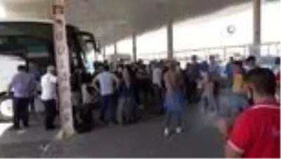 Sosyal mesafeyi hiçe sayıp maskesiz uğurlama töreni yaptılar Sosyal mesafeyi hiçe sayıp maskesiz uğurlama töreni yaptılar