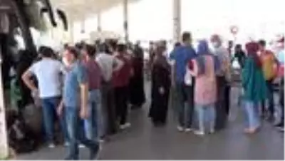 Sosyal mesafeyi hiçe sayıp maskesiz uğurlama töreni yaptılar Sosyal mesafeyi hiçe sayıp maskesiz uğurlama töreni yaptılar
