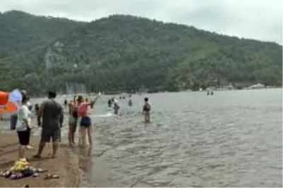 Tatil sevdası korona virüsü unutturdu, plajlar doldu taştı Tatil sevdası korona virüsü unutturdu, plajlar doldu taştı