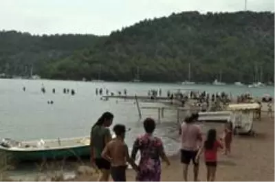 Tatil sevdası korona virüsü unutturdu, plajlar doldu taştı Tatil sevdası korona virüsü unutturdu, plajlar doldu taştı