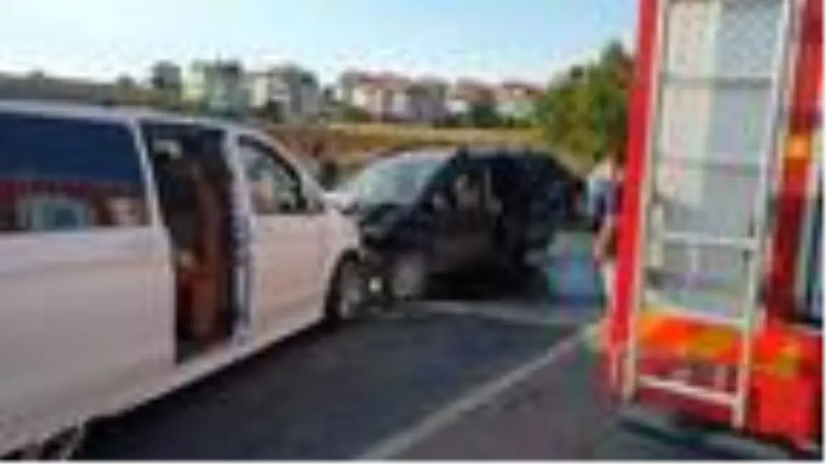 Tekirdağ'da minibüs ile hafif ticari araç çarpıştı: 10 yaralı