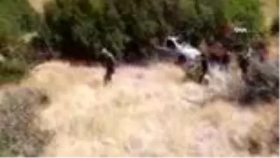 Tunceli'de otomobil uçuruma yuvarlandı: 1 ölü, 1 yaralı Tunceli'de otomobil uçuruma yuvarlandı: 1 ölü, 1 yaralı