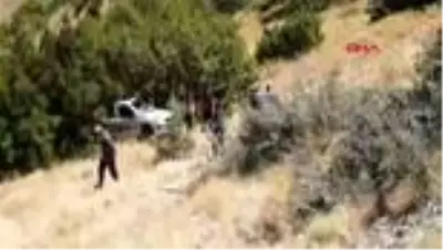 TUNCELİ Uçurumdan yuvarlanan otomobilde amca yaralandı, 11 yaşındaki yeğeni öldü TUNCELİ Uçurumdan yuvarlanan otomobilde amca yaralandı, 11 yaşındaki yeğeni öldü