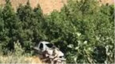 Uçurumdan yuvarlanan otomobilde amca yaralandı, 11 yaşındaki yeğeni öldü Uçurumdan yuvarlanan otomobilde amca yaralandı, 11 yaşındaki yeğeni öldü