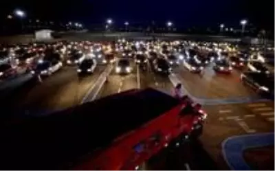 Yeşilçam klasiği 'Selvi Boylum Al Yazmalım'ı araçlarından izlediler Yeşilçam klasiği 'Selvi Boylum Al Yazmalım'ı araçlarından izlediler
