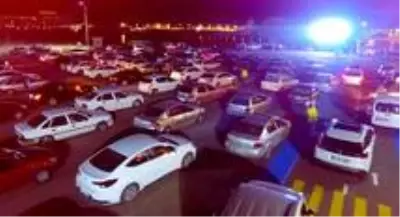 Yeşilçam klasiği 'Selvi Boylum Al Yazmalım'ı araçlarından izlediler Yeşilçam klasiği 'Selvi Boylum Al Yazmalım'ı araçlarından izlediler