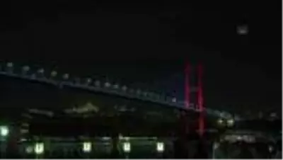 15 Temmuz Şehitler Köprüsü, Süper Lig'e çıkan Fatih Karagümrük renkleriyle ışıklandırıldı 15 Temmuz Şehitler Köprüsü, Süper Lig'e çıkan Fatih Karagümrük renkleriyle ışıklandırıldı