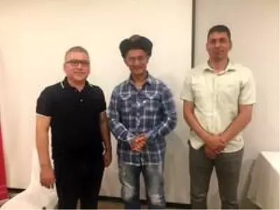 Ömer Halisdemir'in kardeşi, Aamir Khan'a deri börk şapkası hediye etti Ömer Halisdemir'in kardeşi, Aamir Khan'a deri börk şapkası hediye etti