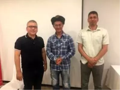 Ömer Halisdemir'in kardeşi, Aamir Khan'a deri börk şapkası hediye etti Ömer Halisdemir'in kardeşi, Aamir Khan'a deri börk şapkası hediye etti