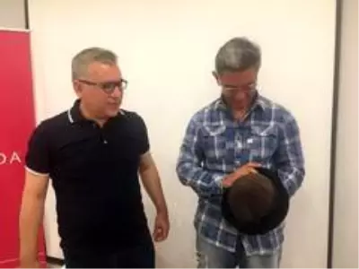 Ömer Halisdemir'in kardeşi, Aamir Khan'a deri börk şapkası hediye etti Ömer Halisdemir'in kardeşi, Aamir Khan'a deri börk şapkası hediye etti