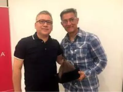 Ömer Halisdemir'in kardeşi, Aamir Khan'a deri börk şapkası hediye etti Ömer Halisdemir'in kardeşi, Aamir Khan'a deri börk şapkası hediye etti