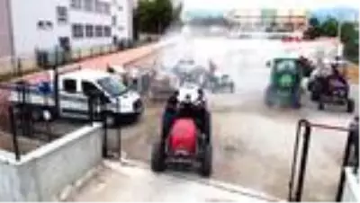 ADANA Kozan'da köylüler traktörlerle ilçeyi dezenfekte etti ADANA Kozan'da köylüler traktörlerle ilçeyi dezenfekte etti