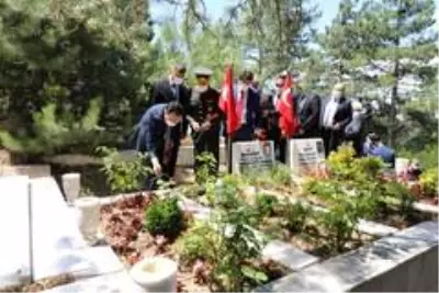 Afyonkarahisar'da 100 şehit mezarı 60 günde yenilenecek Afyonkarahisar'da 100 şehit mezarı 60 günde yenilenecek