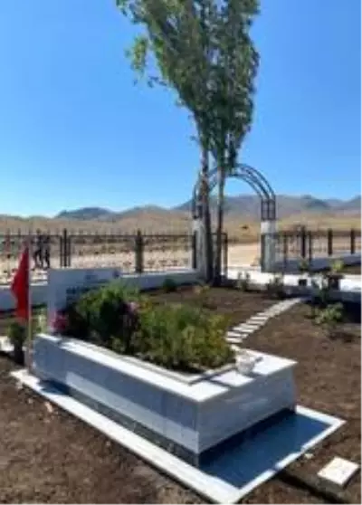 Afyonkarahisar'da 100 şehit mezarı 60 günde yenilenecek Afyonkarahisar'da 100 şehit mezarı 60 günde yenilenecek