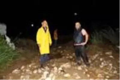 Alaşehir'de sağanak nedeniyle dereler taştı, yollar kapandı Alaşehir'de sağanak nedeniyle dereler taştı, yollar kapandı
