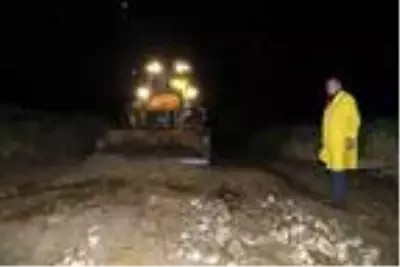 Alaşehir'de sağanak nedeniyle dereler taştı, yollar kapandı Alaşehir'de sağanak nedeniyle dereler taştı, yollar kapandı
