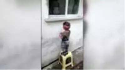 Ali Asaf, Kovid-19'a yakalanan babaannesiyle camdan hasret giderdi Ali Asaf, Kovid-19'a yakalanan babaannesiyle camdan hasret giderdi