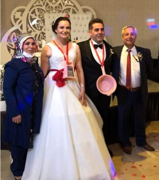 Altın fiyatlarının artması bunu da yaptırdı! Gelin ve damada rende ve süzgeç taktılar Altın fiyatlarının artması bunu da yaptırdı! Gelin ve damada rende ve süzgeç taktılar