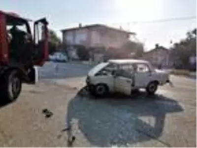 Antalya'da midibüs ile otomobil çarpıştı: 1 ölü, 1 yaralı Antalya'da midibüs ile otomobil çarpıştı: 1 ölü, 1 yaralı