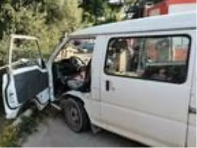 Antalya'da midibüs ile otomobil çarpıştı: 1 ölü, 1 yaralı Antalya'da midibüs ile otomobil çarpıştı: 1 ölü, 1 yaralı