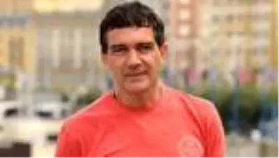 Dünyaca ünlü oyuncu Antonio Banderas, doğum gününde koronavirüse yakalandı Dünyaca ünlü oyuncu Antonio Banderas, doğum gününde koronavirüse yakalandı