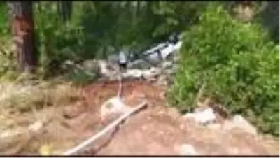 Arı kovanı yüklü kamyonet devrildi Arı kovanı yüklü kamyonet devrildi