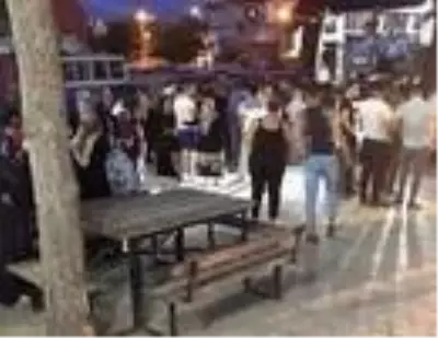 Asker uğurlamasında sosyal mesafe hiçe sayıldı Asker uğurlamasında sosyal mesafe hiçe sayıldı