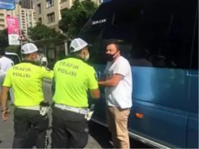 Ataşehir'de hat kavgasında minibüs esnafı isyan etti Ataşehir'de hat kavgasında minibüs esnafı isyan etti