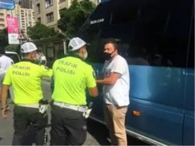 Ataşehir'de hat kavgasında minibüs esnafı isyan etti Ataşehir'de hat kavgasında minibüs esnafı isyan etti