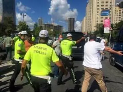 Ataşehir'de hat kavgasında minibüs esnafı isyan etti Ataşehir'de hat kavgasında minibüs esnafı isyan etti