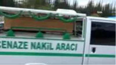 Babaya son bakış... Evinde ölü bulunan özel harekat polisi toprağa verildi Babaya son bakış... Evinde ölü bulunan özel harekat polisi toprağa verildi