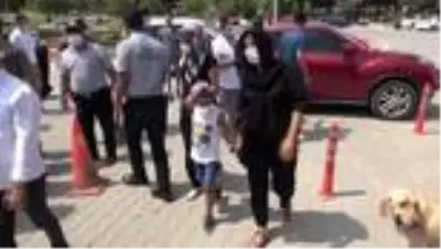 Babaya son bakış... Evinde ölü bulunan özel harekat polisi toprağa verildi Babaya son bakış... Evinde ölü bulunan özel harekat polisi toprağa verildi