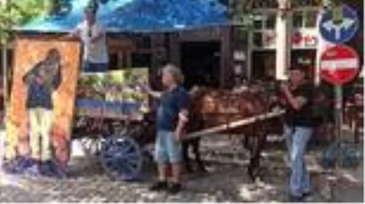 BALIKESİR Açacağı serginin tanıtımını at arabasında eserlerini gezdirerek yaptı