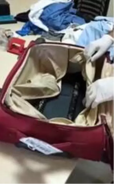 Bavuldaki borulardan uyuşturucu çıktı Bavuldaki borulardan uyuşturucu çıktı