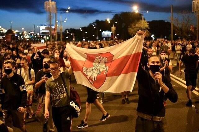 Belarus'ta seçimlerin ardından meydanlar karıştı! Muhalifler sokaklara döküldü Belarus'ta seçimlerin ardından meydanlar karıştı! Muhalifler sokaklara döküldü