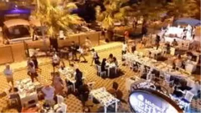 Bir anda bastıran sağanak yağmurda turistler kaçacak yer aradı Bir anda bastıran sağanak yağmurda turistler kaçacak yer aradı