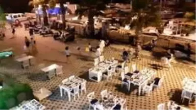 Bir anda bastıran sağanak yağmurda turistler kaçacak yer aradı Bir anda bastıran sağanak yağmurda turistler kaçacak yer aradı