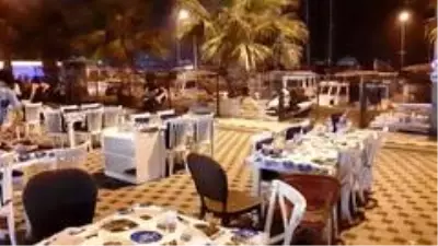 Bir anda bastıran sağanak yağmurda turistler kaçacak yer aradı Bir anda bastıran sağanak yağmurda turistler kaçacak yer aradı